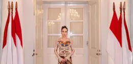 Aktris sekaligus penyanyi ini sukses mencuri perhatian saat tampil anggun mengenakan kebaya modern yang dipadukan dengan kain batik bermotif klasik. [@claurakiehl].