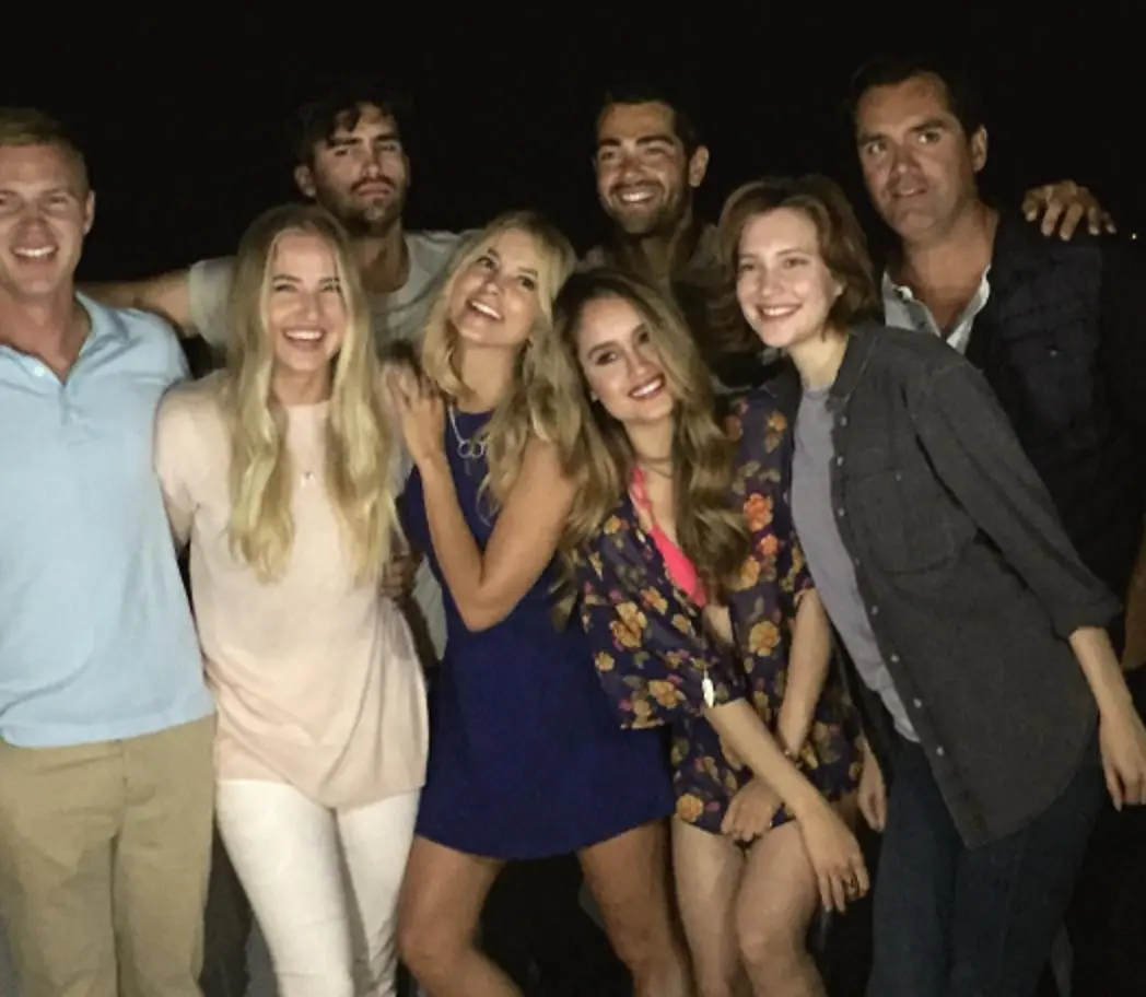 Cinta Laura bersama pemain film The Ninth Passenger. Foto: Instagram (@claurakiehl)