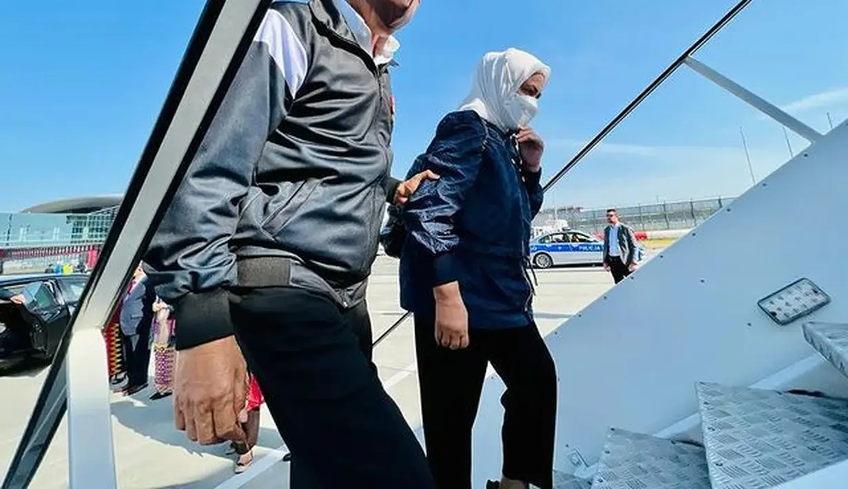 Menyelesaikan kunjungan di Polandia dan akan terbang ke Moskow, Ibu Iriana Jokowi tampil sporty dengan mengenakan bomber jacket berwarna navy, celana panjang, dan sneakers. Jika diperhatikan lebih detail, bomber jacket yang dikenakan Iriana memiliki motif batik. (instagram/jokowi)