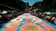  Penganut Buddha di Myanmar memperingati Hari Raya Waisak, Kuil Buddha Tibet, Ipoh, Myanmar, Selasa (13/05/2014) (AFP Photo/Manan Vatsyayana)