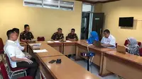 Kajati Sulsel, Firdaus Weldimar didampingi Wakajati Sulsel, Gery Yasid tampak memimpin rapat koordinasi TP4D (Liputan6.com/ Eka Hakim)