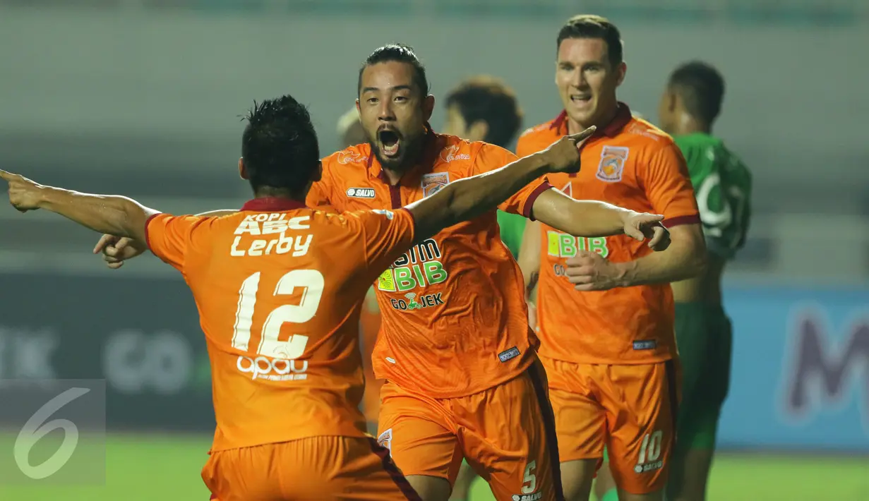 Bek Borneo FC, Yamashita Kunihiro (kedua kiri) merayakan golnya ke gawang PS TNI dalam laga lanjutan Liga 1 di Stadion Pakansari, Kab Bogor, Senin (17/4). Laga PS TNI melawan Borneo FC berakhir imbang 2-2. (Liputan6.com/Helmi Fithriansyah)
