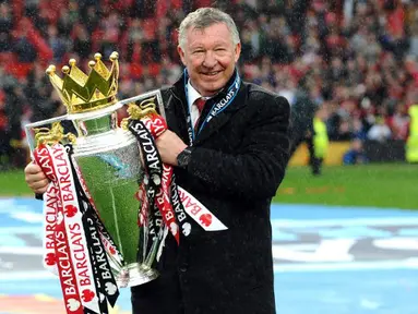 Sir Alex Ferguson Memegang Tropi Liga Premier Inggris. (AFP/Andrew Yates)