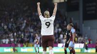 Pemain Manchester City, Erling Haaland, melakukan selebrasi setelah mencetak gol ke gawang Burnley pada laga pekan perdana Premier League di Stadion Turf Moor, Sabtu (12/8/2023). City menang dengan skor 3-0. (Nigel French/PA via AP)