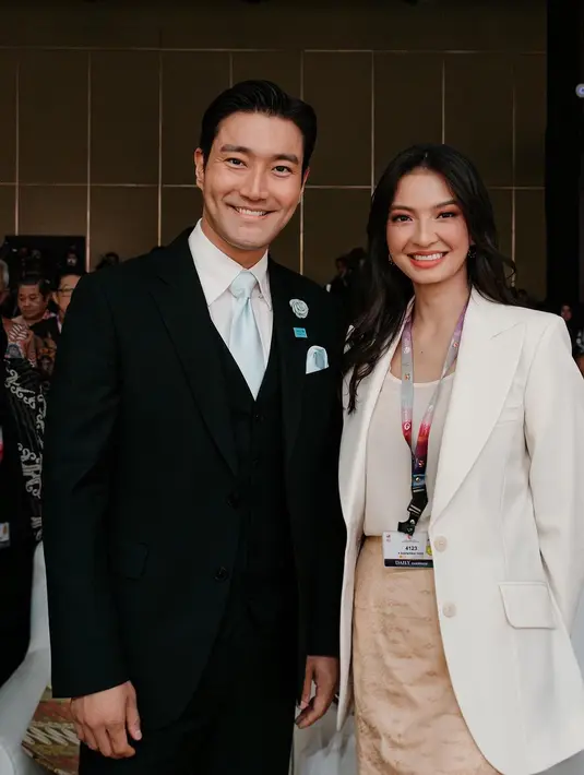 Tak tanggung-tanggung, Raline Shah bahkan berpose berdua bersama Siwon SUJU di KTT ASEAN 2023. Siwon tampil gentleman dengan setelan jas hitam, kemeja putih, dan dasi biru muda yang lembut. [Foto: Instagram/ralineshah]