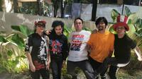 Jay and The Others band yang berisi Gilang Dirga Thomas Gigi, Hendy Gigi, Randi Nidji, Denny Chasmala.