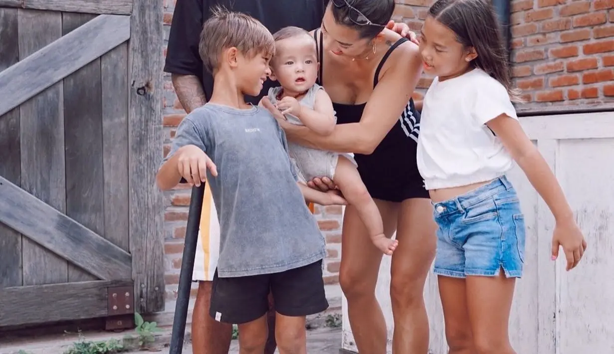 Gaya sporty chic dengan palet hitam dari kaus sampai tank top dan short (Foto: Instagram @jenniferbachdim)