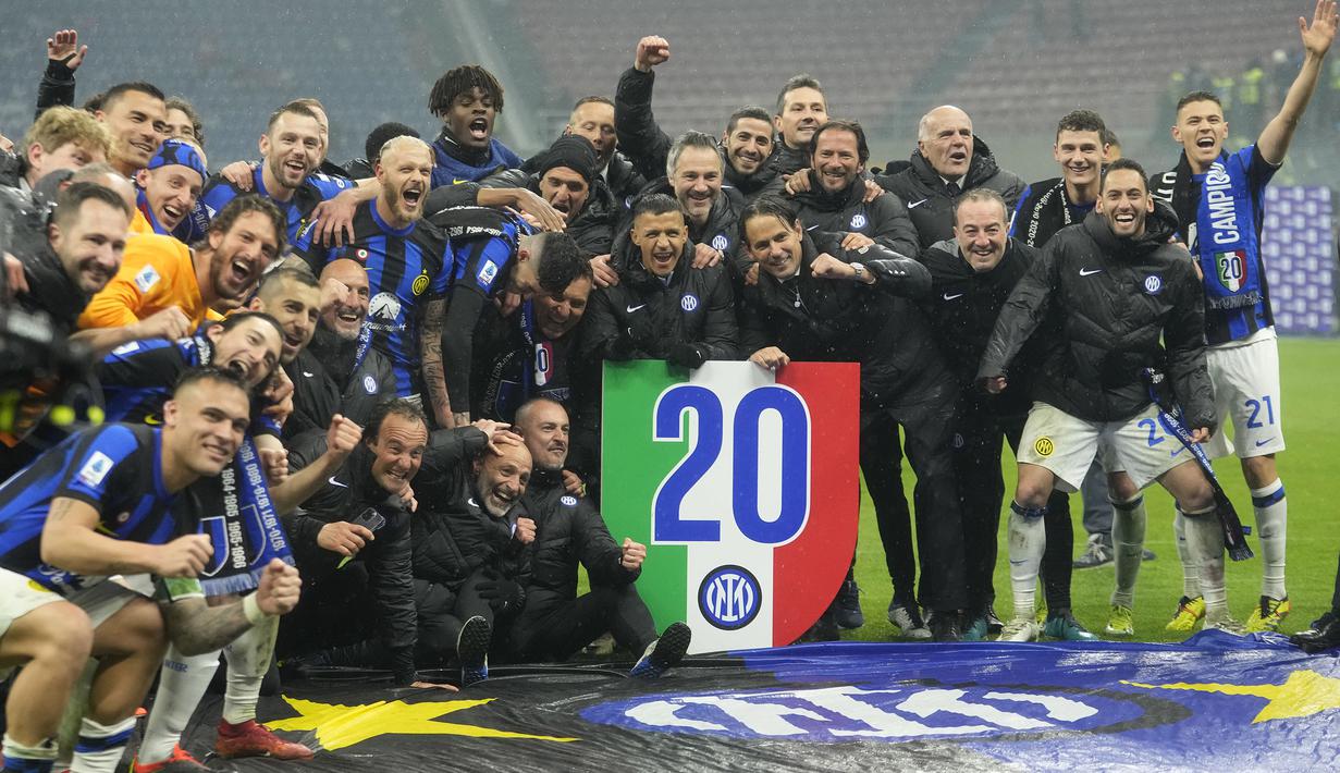Bersama Inter Milan yang dibesutnya sejak 2021/2022, Simone Inzaghi total telah mengoleksi 6 gelar domestik di sepak bola Italia. (AP Photo/Luca Bruno)