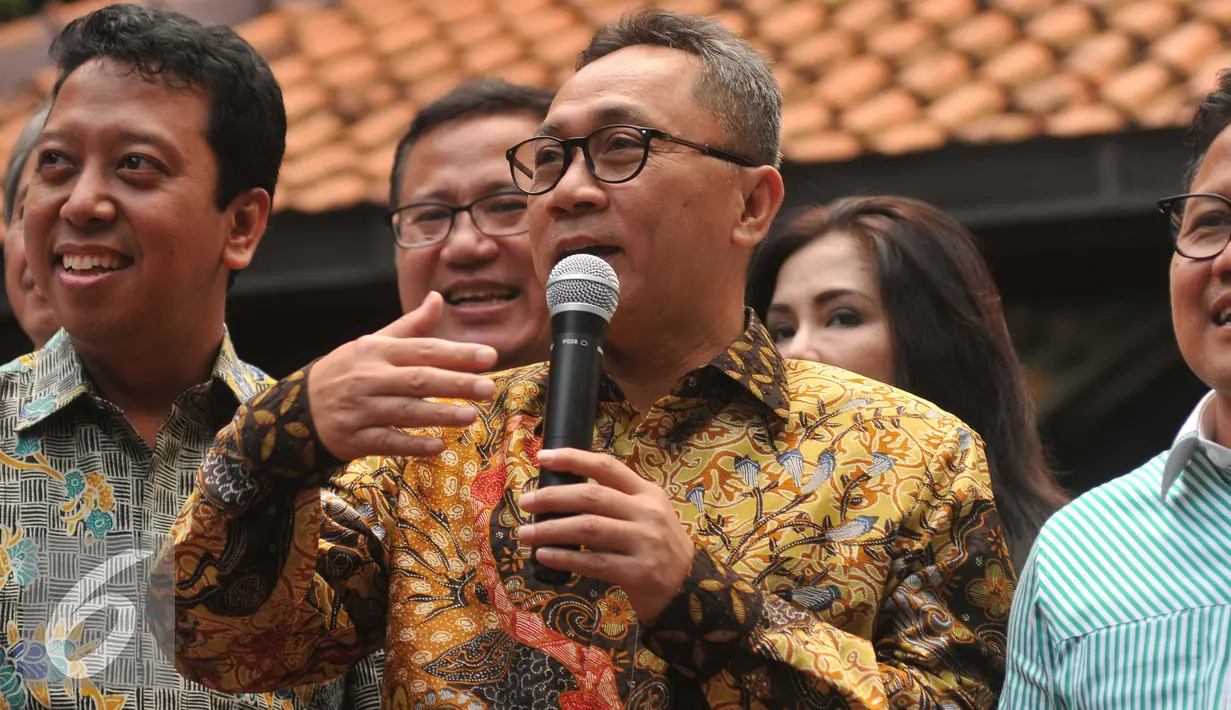 Ketua Umum PAN, Zulkifli Hasan memberikan keterangan pers usai rapat konsolidasi di kediaman SBY di Cikeas, Jawa Barat, Kamis (22/9). Koalisi Poros Cikeas akan mengusung satu pasangan calon pada Pilgub DKI 2017 mendatang. (Liputan6.com/Gempur M Surya)