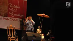 Budayawan, Ridwan Saidi membacakan Puisi Musikal di Acara Tadarus Puisi Ramadhan di Teater Kecil, Taman Ismail Marzuki, Jakarta, Kamis (1/6). Acara tersebut dihadiri atau diisi oleh politisi, seniman dan budayawan. (Liputan6.com/Helmi Afandi)