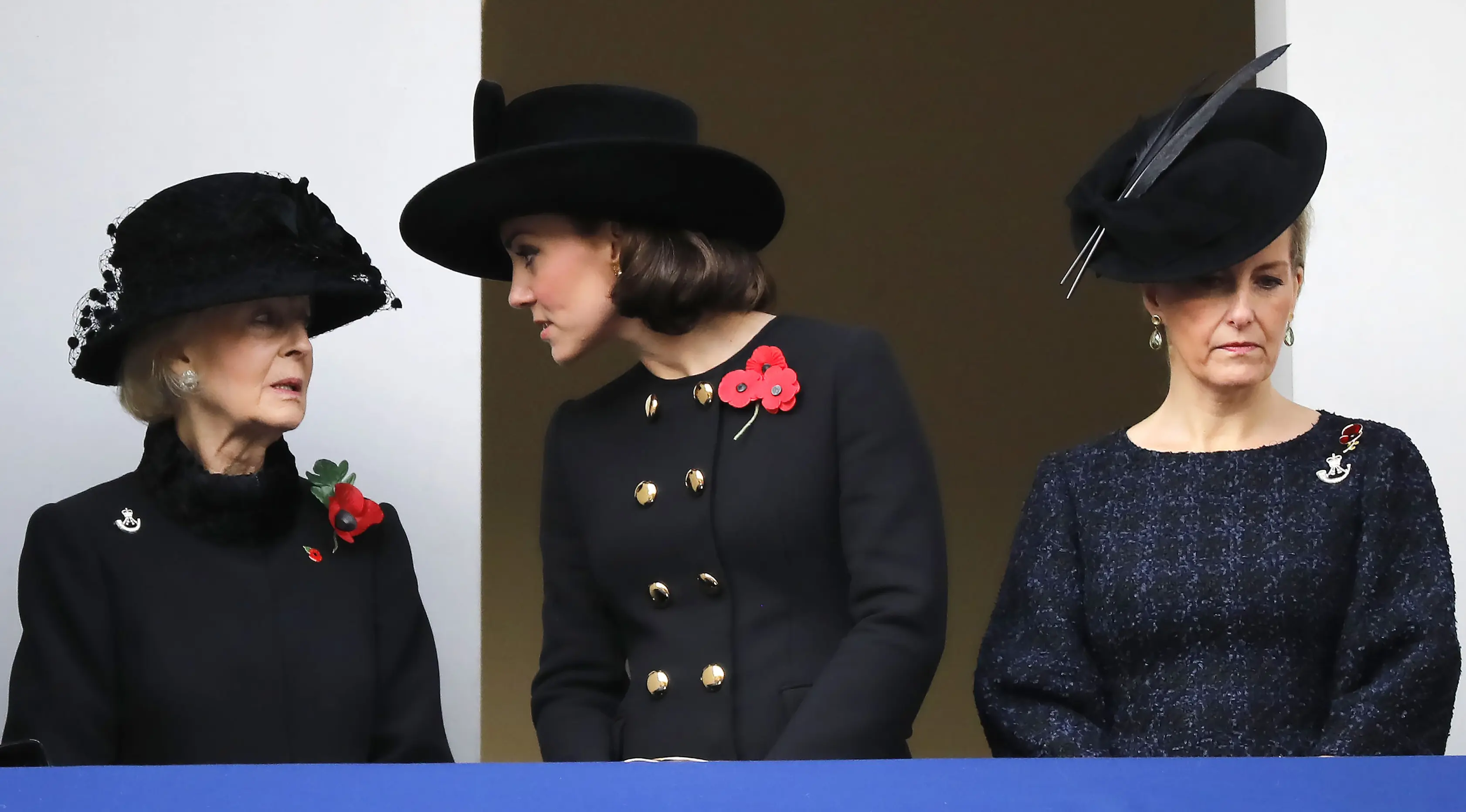 Kate Middleton berbincang dengan Putri Alexandra, Yang Terhormat Lady Ogilvy, pada upacara Remembrance Sunday Service di London, Minggu (12/11). Menyempurnakan gaya elegannya, sepasang anting mutiara ikut mempercantik penampilan Kate. (TOLGA AKMEN / AFP)
