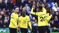 Para pemain Chelsea merayakan gol yang dicetak N'Golo Kante ke gawang Leicester City dalam lanjutan Liga Inggris 2021/2022, Sabtu (20/11/2021) di King Power Stadium. (AP Photo/Leila Coker)