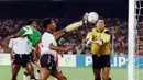Peter Shilton menjadi kiper Inggris selama 20 tahun. Saat Piala Eropa 1988, Shilton berusia 38 tahun 8 bulan 28 hari). (AFP/Georges Gobet)