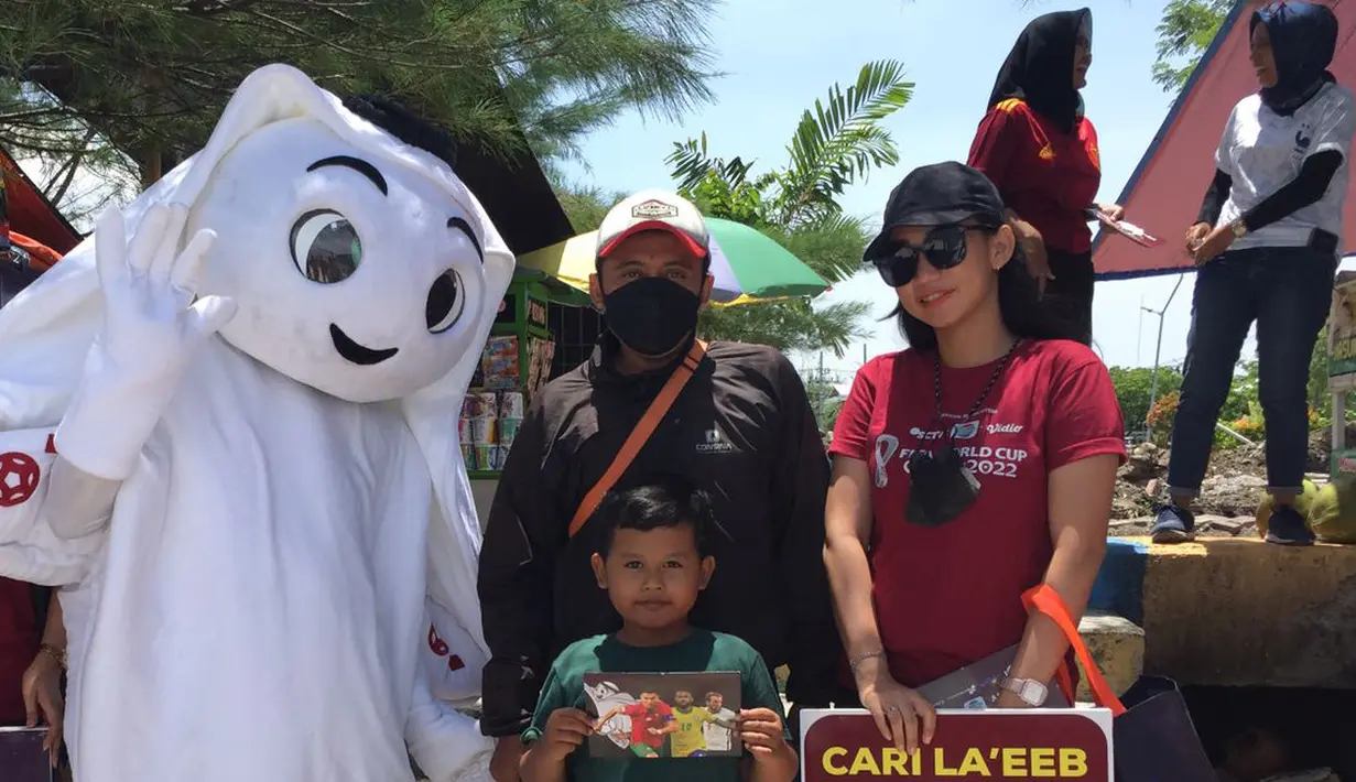 La'eeb menyapa warga yang sedang berwisata di Pantai Kenjeran. (Procomm Surya Citra Media)