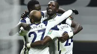 Para pemain Tottenham Hotspur merayakan gol Moussa Sissoko ke gawang Brentford pada semifinal Piala Liga Inggris di Tottenham Hotspur Stadium, Rabu (6/1/2021) dini hari WIB. (Glyn Kirk/Pool via AP)