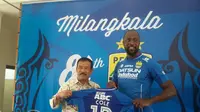 Striker anyar Persib Bandung, Carlton Cole ingin membawa Tim Maung Bandung juara dan meraih gelar pencetak gol terbanyak Liga 1 2017. (Bola.com/Erwin Snaz)