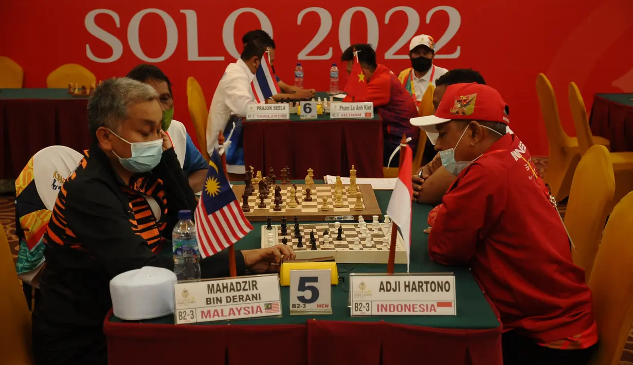 Pecatur Indonesia Adji Hartono (kanan) bertanding melawan pecatur Malaysia Mahadzir Bin Derani pada nomor individu standart B1 catur putri ASEAN Para Games 2022 di Lor In Solo Hotel, Karanganyar, Jawa Tengah, Minggu (31/7/2022). Indonesia menurunkan 18 atlet yang bertanding pada cabor catur. (FOTO: Dok. ASEAN Para Sports Federation)