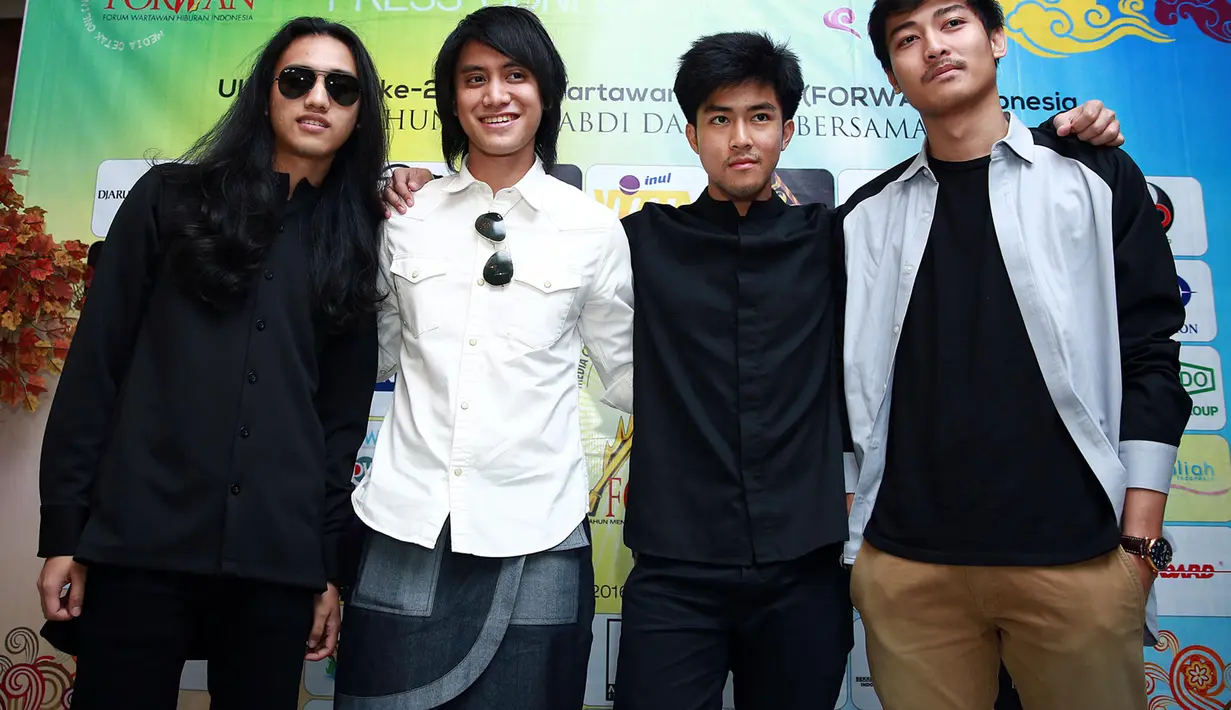 Kevin and The Red Rose mengusung tiga vokalis. Dengan mengusung lagu berirama melow, grup ini tetap memunculkan sisi maskulin setiap personelnya. (Deki Prayoga/Bintang.com)