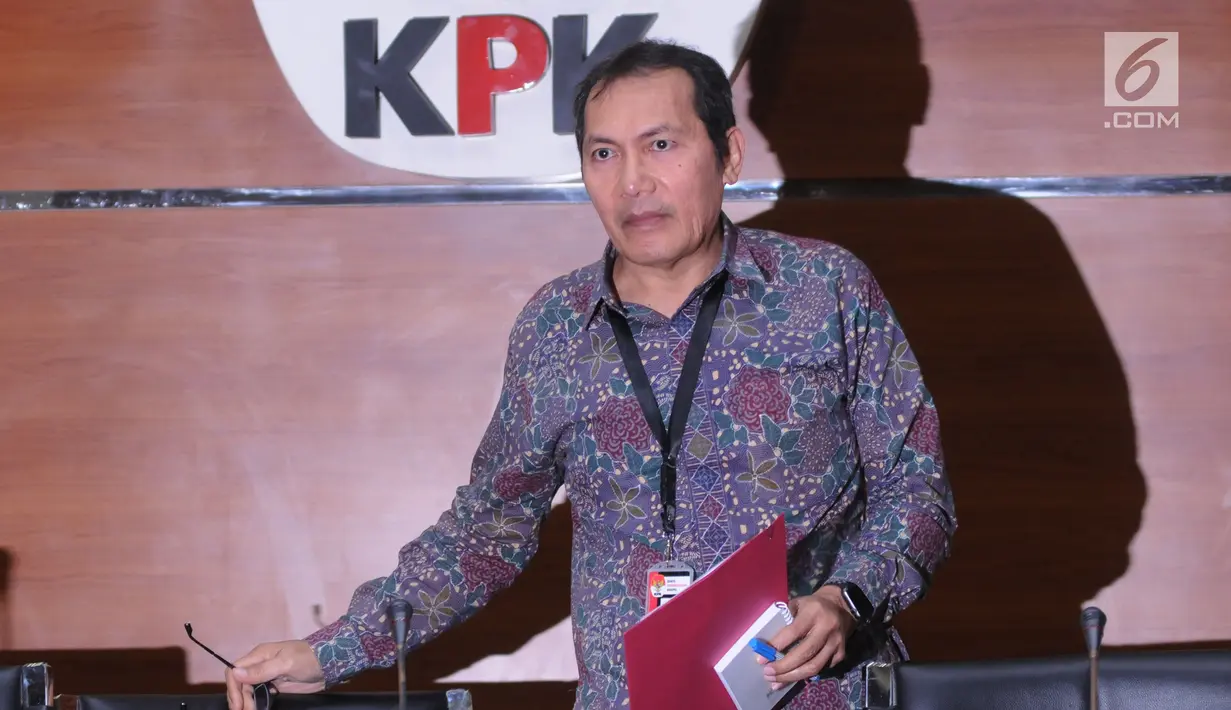 Wakil Ketua KPK Saut Situmorang saat akan menerangkan perkembangan kasus Bupati Malang Rendra Kresna di Gedung KPK, Jakarta, Kamis (11/10). KPK menetapkan Rendra sebagai tersangka dugaan suap dan penerimaan gratifikasi. (Merdeka.com/Dwi Narwoko)
