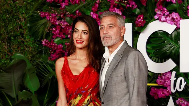 Gaya George Clooney dan Amal Alamuddin di Karpet Merah Premier Ticket to Paradise di Los Angeles