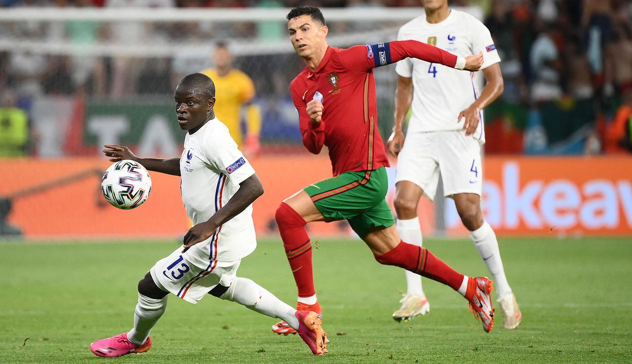Babak pertama dimulai, kedua tim tampil hati-hati dan sesekali melancarkan serangan. Mereka tampak mengukur kekuatan satu sama lain dan tak mau gegabah membongkar pertahanan lawan. (Foto: AFP/Pool/Franck Fife)