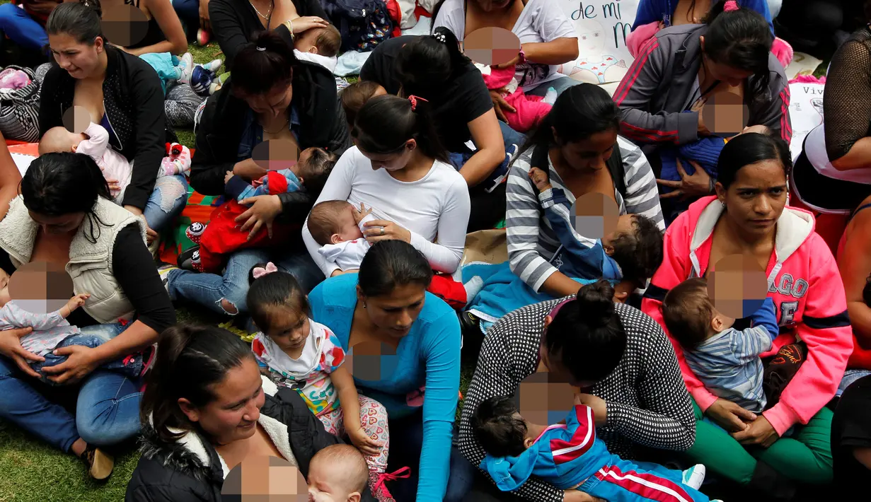 Para ibu saat menyusui bayi mereka selama memperingati Pekan ASI Dunia di Bogota, Kolombia (3/8). Aksi ini untuk mengkampanyekan pentingnya manfaat Air Susu Ibu (ASI) untuk kesehatan bayi dan balita. (REUTERS/John Vizcaino)