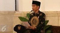Presiden Joko Widodo memberi sambutan saat kedatangan Pangeran Khalid bin Sultan Abdul Aziz Al Suud saat melakukan pertemuan di Istana Merdeka, Jakarta, Kamis (4/5). (Liputan6.com/Angga Yuniar)