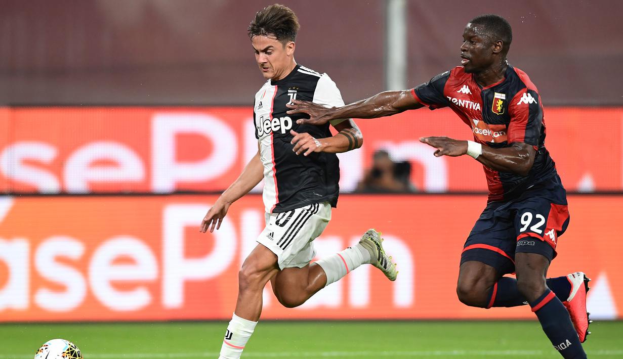 Penyerang Juventus, Paulo Dybala, berebut bola dengan pemain Genoa pada laga lanjutan Serie A di Stadion Luigi Ferraris, Rabu (1/7/2020) dini hari WIB. Juventus menang 3-1 atas Genoa. (AFP/Miguel Medina)