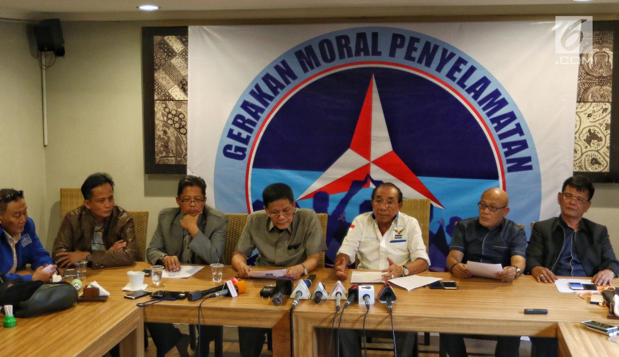 Politisi senior Partai Demokrat (PD) Max Sopacua (tengah) didampingi politisi-politisi senior PD lainnya yang tergabung dalam Gerakan Moral Penyelamatan Partai Demokrat (GMPPD) memberikan keterangan pers terkait koalisi Partai Demokrat di Jakarta Pusat, Kamis (13/6/2019). (Liputan6.com/Johan Tallo)