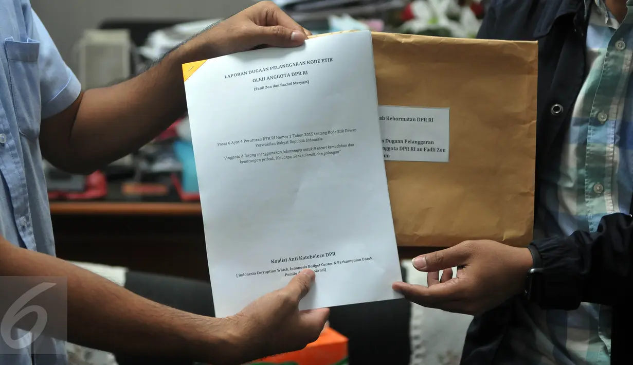 Koalisi anti katebelece DPR menunjukkan dokumen saat melaporkan Wakil Ketua DPR RI Fadli Zon dan anggota DPR RI Rachel Maryam ke MKD DPR, Kamis (30/6). Keduanya telah menyalahgunakan jabatan publiknya untuk kepentingan pribadi. (Liputan6.com/Johan Tallo)