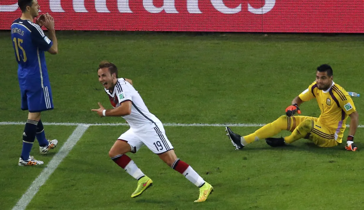 Selebrasi Mario Goetze (tengah) usai menjebol gawang Argentina di laga puncak Piala Dunia 2014 di Stadion Maracana, Rio de Janeiro, (14/7/2014). (REUTERS/Fabrizio Bensch)
