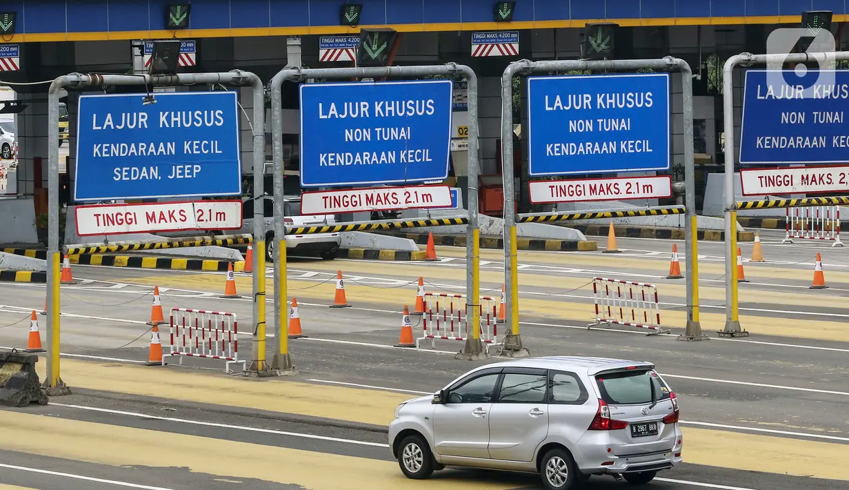 Kendaraan melintasi Gerbang Tol Pondok Ranji di Tangerang Selatan, Banten, Senin (18/1/2021). Kenaikan tarif jalan tol lingkar luar Jakarta (JORR) berlaku mulai 17 Januari 2021. (Liputan6.com/Johan Tallo)