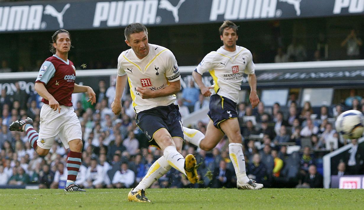 Robbie Keane yang telah pensiun pada Juli 2018 bersama klub India, ATK Kolkata, menjadi pemain pertama Republik Irlandia yang mampu mencetak hattrick di Premier League. Bukan hanya sekali, ia melakukannya sebanyak tiga kali, semua bersama Tottenham Hotspur. Hattrick pertama dibuat pada pekan ke-23 musim 2002/2003 saat menang 4-3 atas Everton, yang kedua dibuat pada pekan ke-15 musim 2003/2004 saat menang 5-2 atas Wolverhampton. Sementara hattrick terakhirnya dibuat saat mencetak 4 gol dalam kemenangan 5-0 atas Burnley pada pekan ke-7 musim 2009/2010. (AFP/Ian Kington)