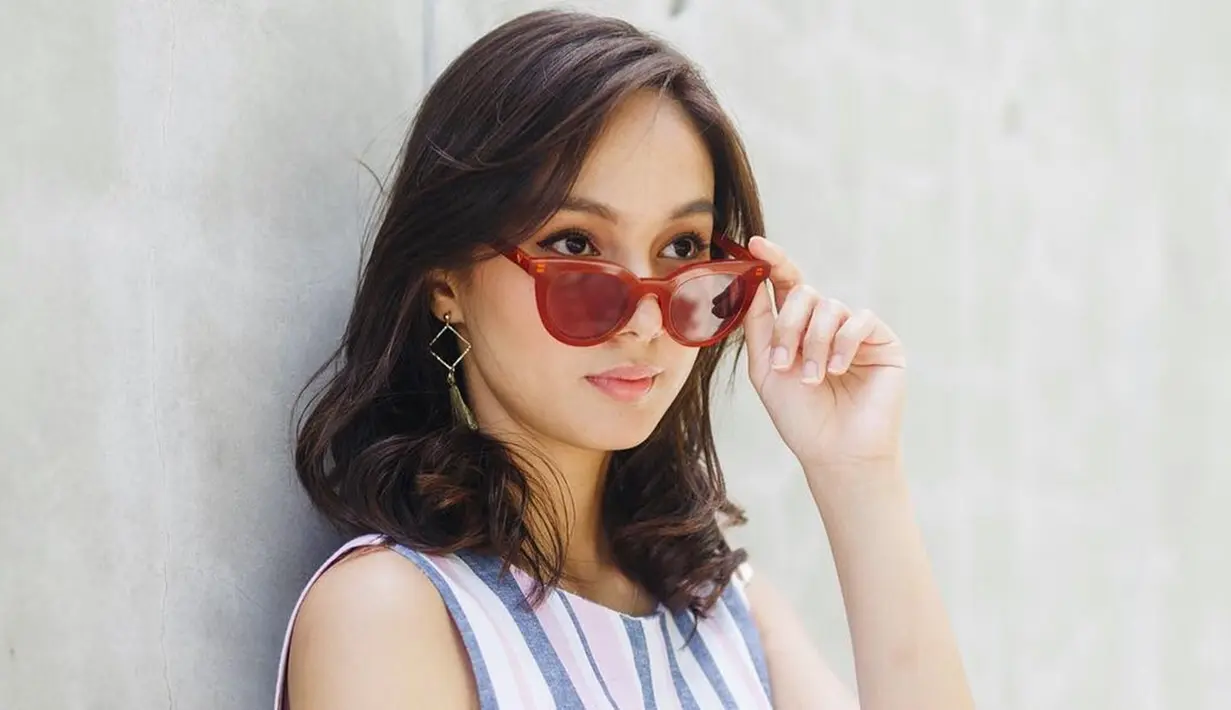 Salah satu fashion item yang sering dipakai oleh Nasya Marcella adalah kacamata. Selain melindungi dari sinar matahari, penampilan seleb kelahiran 9 Desember 1996 ini makin keren dengan kacamata.(Liputan6.com/IG/@nasyamarcella)