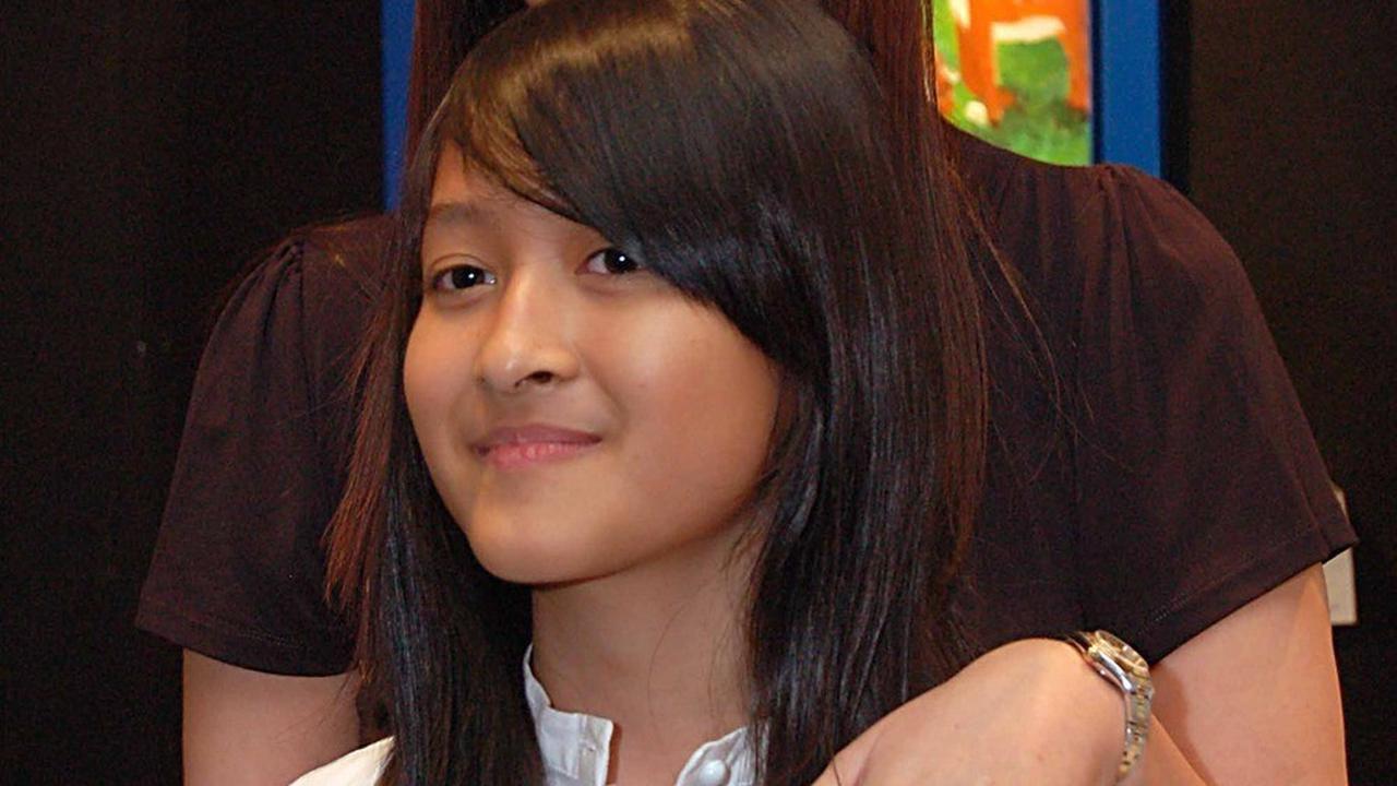 Puteri Modiyanti diketahui memeluk agama Islam, sementara ibundanya, Sandy Harun, telah beralih ke agama Katolik. Meski terdapat perbedaan keyakinan, keduanya tetap harmonis dan saling mendukung satu sama lain.<br>