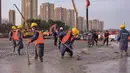 Gambar pada 28 Januari 2020, pekerja konstruksi di lokasi Rumah Sakit Huoshenshan yang sedang dibangun di Wuhan di Provinsi Hubei, China. Rumah sakit khusus pasien virus Corona yang berkapasitas 1.000 tempat tidur itu ditargetkan bisa digunakan pada 3 Februari mendatang. (Chinatopix via AP)