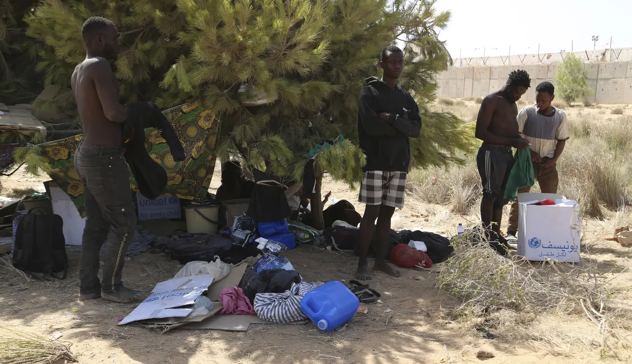 Dalam beberapa bulan terakhir, pasukan keamanan mulai memindahkan beberapa migran dari kota, mengusir mereka ke tempat lain dan, menurut para migran, membuang beberapa dari mereka di padang pasir. (AP Photo/Yousef Murad)