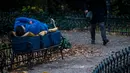 Aktivis berbaring di bangku di pusat kota Bratislava, 8 November 2018. Aksi itu untuk menunjukkan solidaritas kepada tunawisma di Hungaria yang dilarang tidur di tempat-tempat umum setelah diberlakukannya undang-undang tunawisma. (VLADIMIR SIMICEK/AFP)