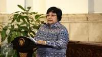 Menteri LHK, Siti Nurbaya memberikan sambutan saat menghadiri pencanangan pengakuan hutan adat di Istana Negara, Jakarta, Jumat (30/12). Pencanangan dilakukan untuk menunjukan kebhinekaan bangsa Indonesia. (Liputan6.com/Faizal Fanani)