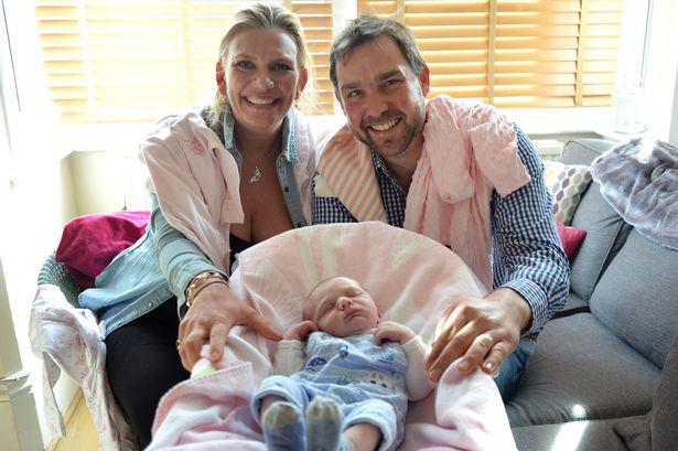 Chris dan Claire bersama bayi yang sebelumnya diduga perempuan ternyata laki-laki | Photo: Copyright mirror.co.uk