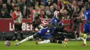Gelandang Chelsea Trevoh Chalobah berebut bola dengan penyerang Brentford Ivan Toney pada matchday kedelapan Liga Inggris di Brentford Community Stadium, Sabtu (16/10/2021) malam WIB. Chelsea menang 1-0 lewat gol Ben Chilwell. (AP Photo/Matt Dunham)