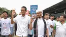 Cawagub DKI Jakarta, Sandiaga Uno dan Ustad Solmed menyapa pedagang di Pasar Induk, Kramat Jati, Jakarta, Senin (16/1). (Liputan6.com/Yoppy Renato)