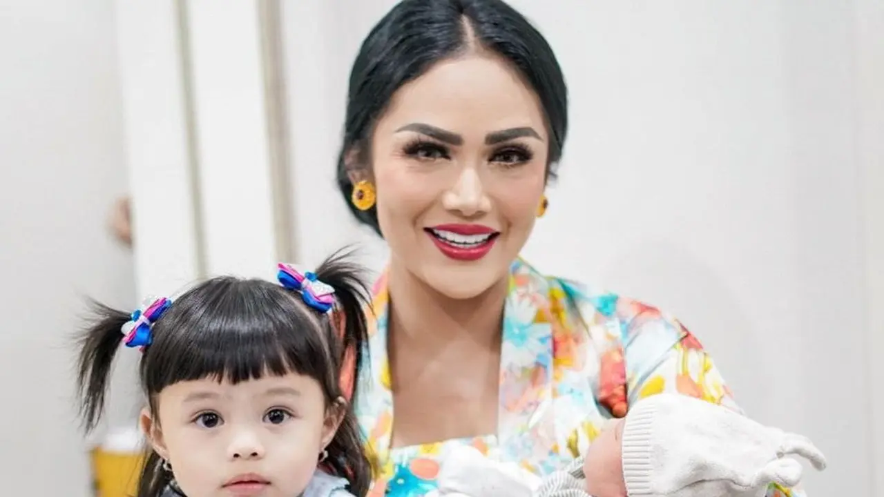 Krisdayanti momong cucu
