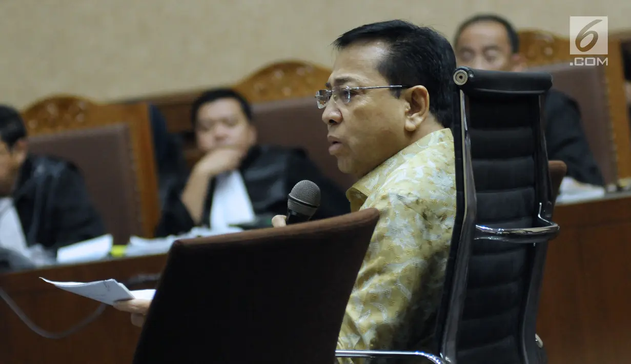 Terdakwa dugaan korupsi proyek e-KTP, Setya Novanto menyimak pertanyaan saat menjadi saksi pada sidang lanjutan di Pengadilan Tipikor, Jakarta, Kamis (22/3). Sidang mendengar kesaksian terdakwa. (Liputan6.com/Helmi Fithriansyah)