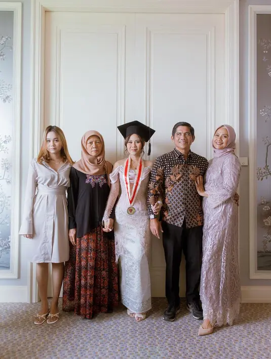 Rupanya, Nadin Amizah memang menyukai detail vintage dan hal-hal berbau fairytale. [instagram/cakecaine