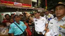 Petugas melarang juru parkir untuk memarkirkan kendaraan di kawasan wisata Kota Tua, Jakarta, Rabu (24/8). Penertiban dilakukan guna membenahi PKL dan parkir liar yang kerap menimbulkan kesewrautan di lokasi tersebut. (Liputan6.com/Immanuel Antonius)