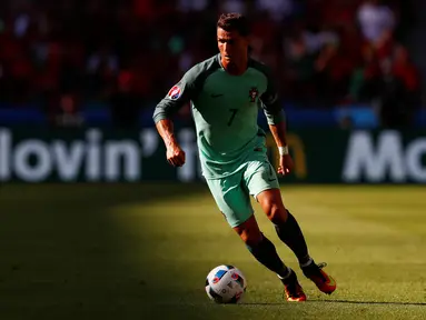 Cristiano Ronaldo mencatatkan namanya dalam jajaran pemain termuda yang mencetak gol pada piala Eropa 2004 saat Portugal kalah dari Yunani 1-2 dengan rentang usia 19 tahun 129 hari. (REUTERS/Jason Cairnduff)  