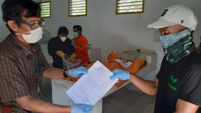 Penyerahan jenazah kepada pihak keluarga (Fauzan)