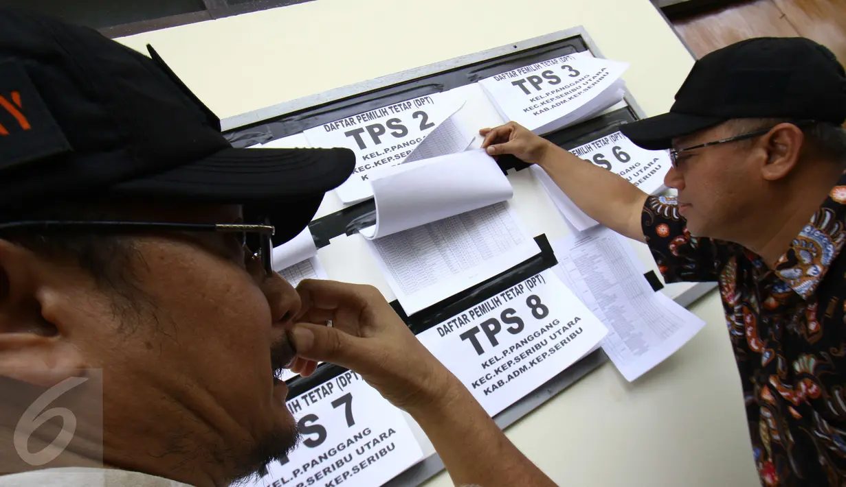 Komisioner Komisi Pemilihan Umum (KPU), Arief Budiman (kanan) dan Komisioner KPU RI Ferry Kurnia Rizkiyansyah mengecek Data Pemilih Tetap di Pulau Panggang, kepulauan Seribu, Jakarta, Sabtu (4/2). (Liputan6.com/Helmi Afandi)