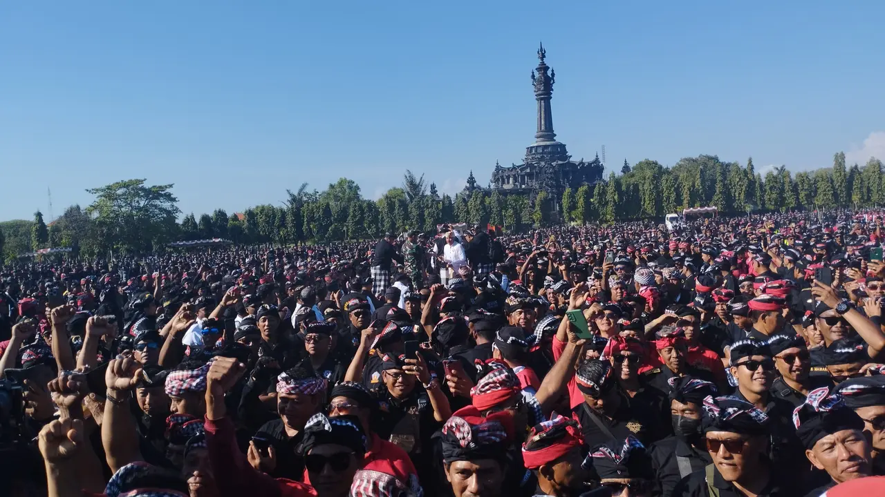 Ribuan pecalang dari seluruh Bali memadati Lapangan Puputan Niti Mandala Renon, Denpasar, Senin (1/9/2025)